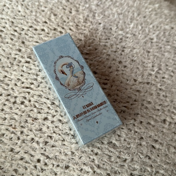 New Flower Knows Cosmetics Swan Ballet Liquid Eyeshadow - Picture 3 of 3